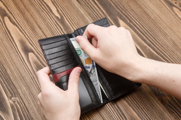 Cartera de hombre negro en manos de hombre — Foto de Stock