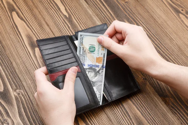 Zwarte man van portemonnee in handen van de mens — Stockfoto