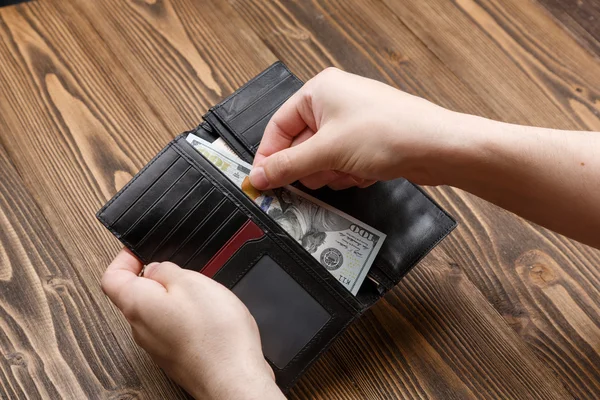 Svart mans plånbok i man händer — Stockfoto