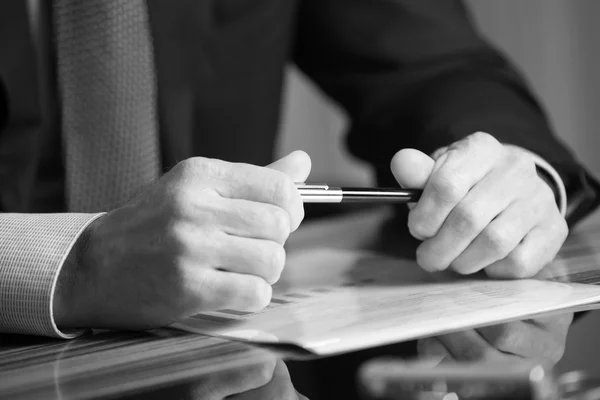 Ernsthafte Gespräche im Büro — Stockfoto