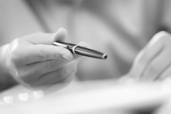 Mann mit Stift in der Hand bei Verhandlungen — Stockfoto