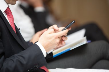 Akıllı telefon kullanan bir iş adamı.
