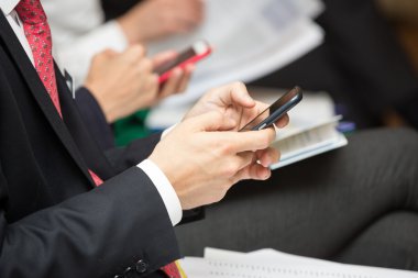 Akıllı telefon kullanan bir iş adamı.