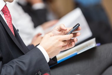 Akıllı telefon kullanan bir iş adamı.