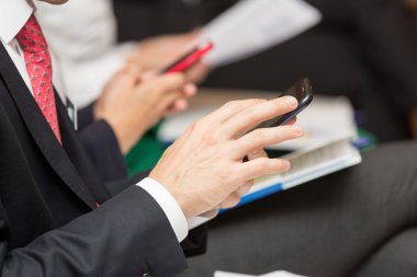 Akıllı telefon kullanan bir iş adamı.