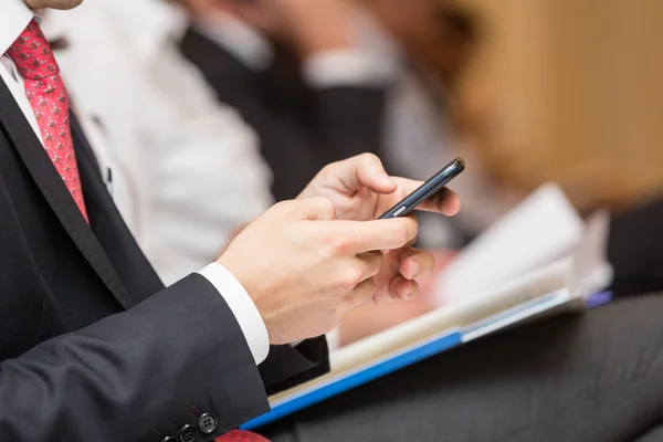 Hombre de negocios con smartphone — Foto de Stock