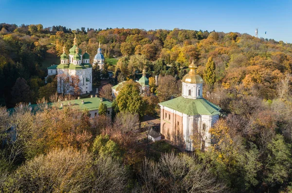 基辅Vydubytskyi修道院 座落在第聂伯河右岸 由智者雅罗什拉夫之子Vsevolod建于1070年至1077年 秋天阳光普照 参观基辅的游客和名胜古迹 — 图库照片