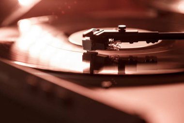 Plak çalan tonkol ve pikabın yakın görüntüsü. Eğlence ve müzik trendleri