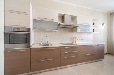 Bej rengi ve açık kahverengi faade rengi panellerle modern mutfak. Mutfak tasarım konsepti