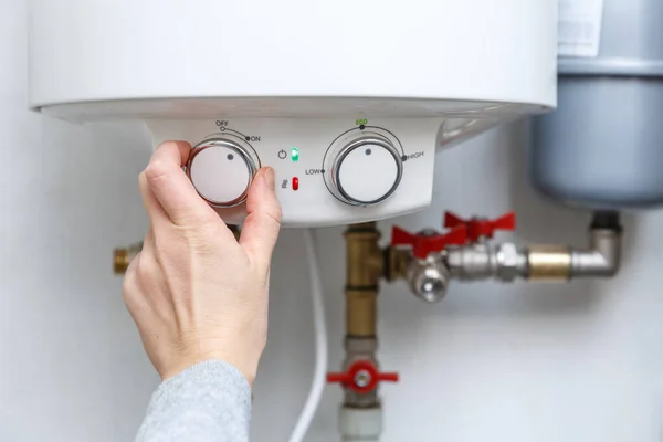 Kvinnlig Hand Slår Elektrisk Varmvattenberedare Panna Besparingsutrustning För Hushåll — Stockfoto