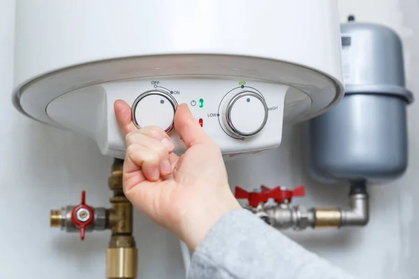 Vrouwelijke Hand Draaien Elektrische Boiler Boiler Huishoudelijke Apparatuur Voor Energiebesparing Stockfoto