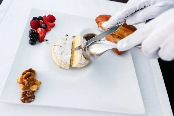 烤卡曼伯特与浆果和树莓酱汁在餐馆里食用 招待费和饮食服务概念 — 图库照片
