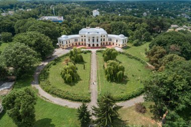 2021 'de Ukrayna' nın Vinnytsa bölgesindeki Voronovytsa köyündeki Groholsky Sarayı 'nın hava manzarası. Ukrayna 'da seyahat noktaları ve varış noktaları.