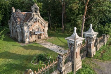 Ukrayna 'nın Vinnytsa bölgesindeki Pechera köyünde Pototskiy ailesinin mezarının havadan görünüşü. Ukrayna 'da seyahat yerleri