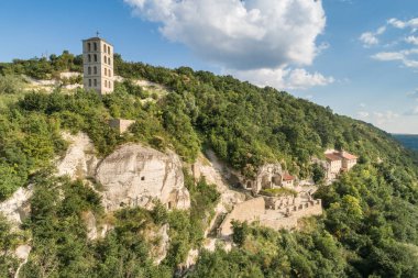 2021 yılında Ukrayna 'nın Vinnytsa bölgesindeki Lyadova köyündeki Lyadova Hıristiyan manastırının hava manzarası. Podillya 'daki Ukrayna' da seyahat yerleri.