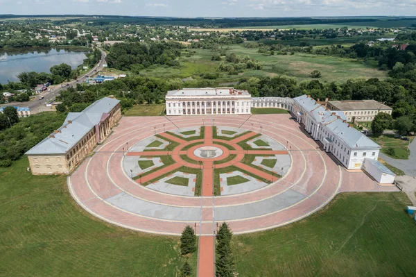 位于乌克兰文尼察区波德利亚图尔钦镇的图尔钦宫殿的空中夏季景观 2021年 乌克兰波德利亚的旅游和观光目的地A — 图库照片