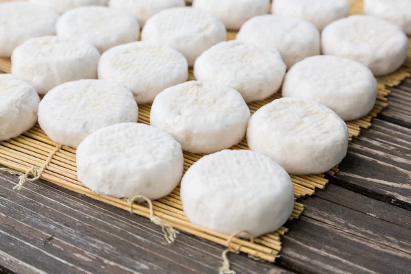 Cabeças de queijo de cabra pequenas — Fotografia de Stock