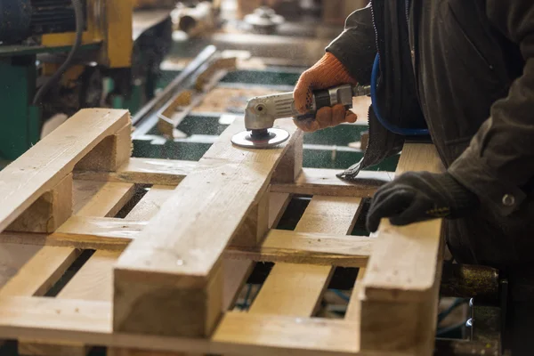 Pilishing van een houten pallet — Stockfoto