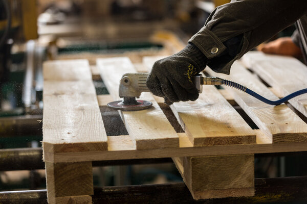 Pilishing of a wooden pallet