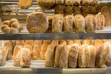 Ekmek bir rafa loafs