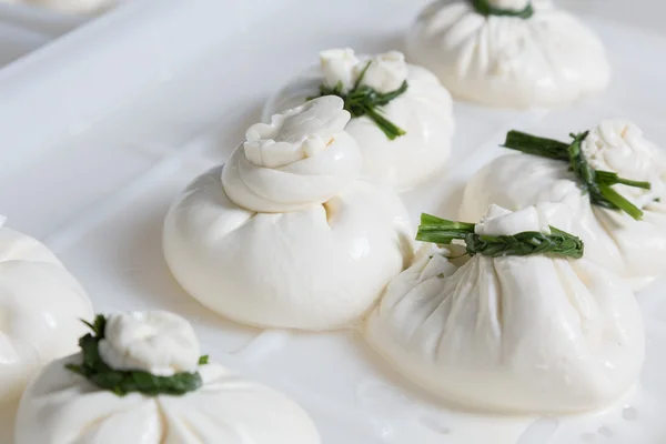 Queijo burrata em uma produção — Fotografia de Stock