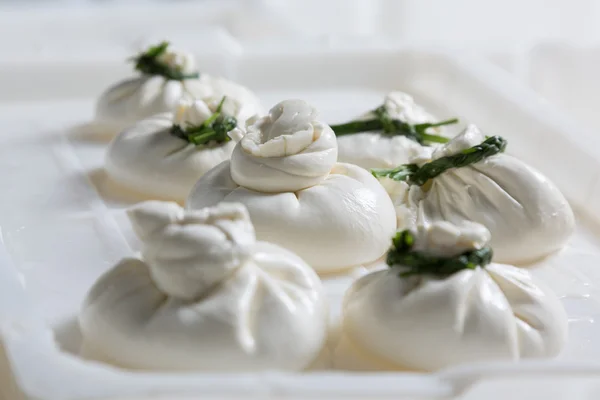 Queijo burrata em uma produção — Fotografia de Stock