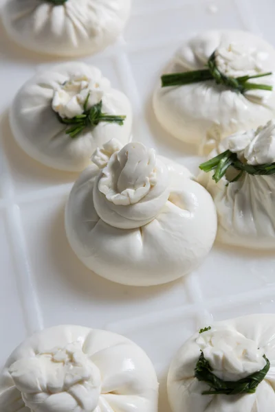 Queijo burrata em uma produção — Fotografia de Stock