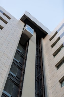 Binanın dışında Asansör