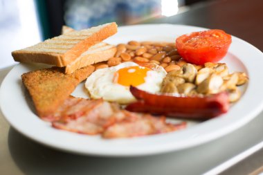 Hamon ve keçi peynirli makarna