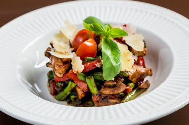 Sebze ve parmesane Tavuk salatası