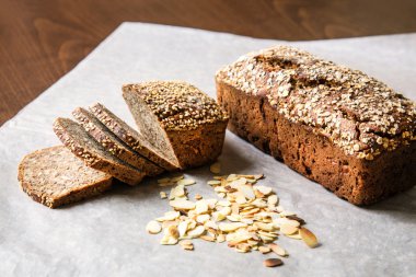 Ev yapımı ekmek ile tohum loafs