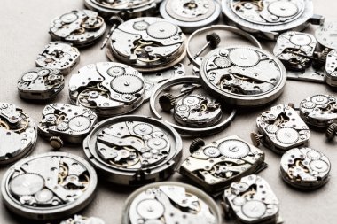 Zaman ve masa saati mekanizmaları. 