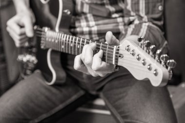 Gitar çalan adam