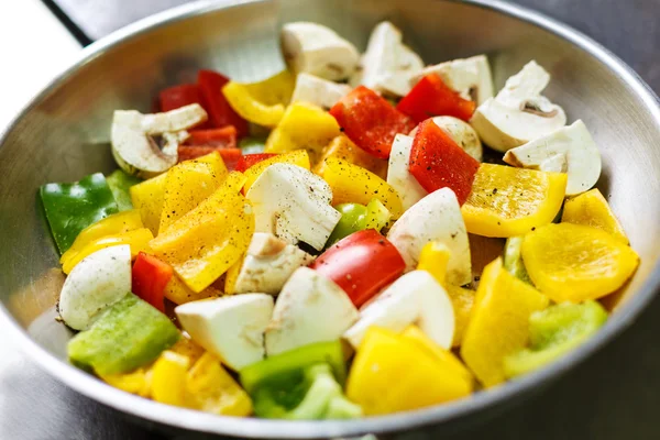 Poêle avec légumes sur une cuisinière — Photo