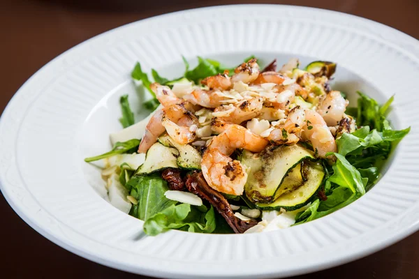 Räkor sallad med grillad zucchini — Stockfoto