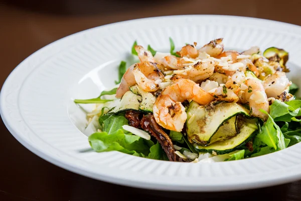 Ensalada de camarones con calabacín a la parrilla — Foto de Stock