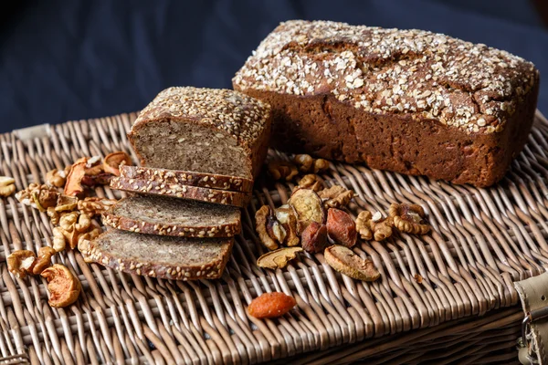 Hausgemachtes Brot mit Samen — Stockfoto