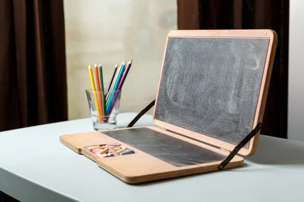 Configuração do laptop Chalkboard — Fotografia de Stock