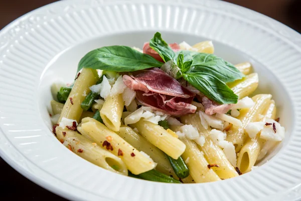 Pasta con jamón y queso de cabra —  Fotos de Stock