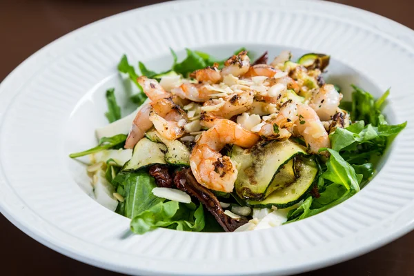 Shrimps-Salat mit gegrillten Zucchini — Stockfoto