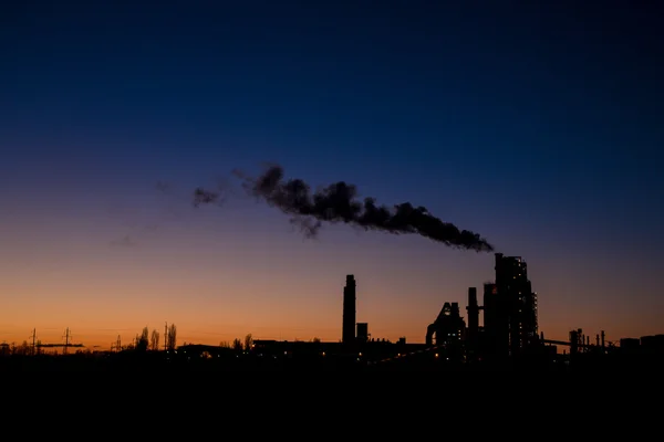 Промышленный завод на закате — стоковое фото