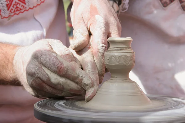 Een pot van klei maken — Stockfoto