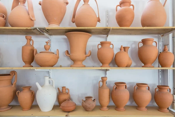 Shelves with different brown clay  jars and pots — Stock Photo, Image