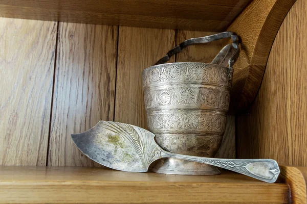 Paleta de plata vintage y cubo de hielo con pinzas en un estante — Foto de Stock