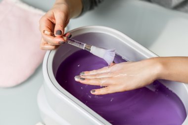 Parafin mumu kase eller