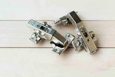 Metalik menteşe sistemleri