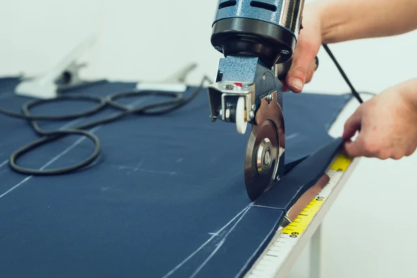 Corte de textiles en una fabricación de costura —  Fotos de Stock