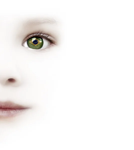 Детский глаз с бразильским флагом — стоковое фото