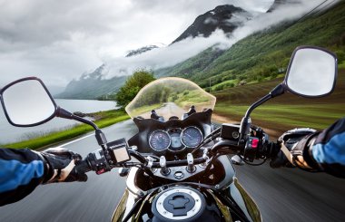 Motorcu birinci şahıs bakış. Bir motosiklet sürüş motorcu asfalt yol boyunca rides