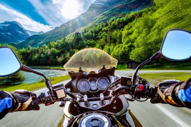 Motorcu birinci şahıs bakış. Bir motosiklet sürüş motorcu asfalt yol boyunca rides